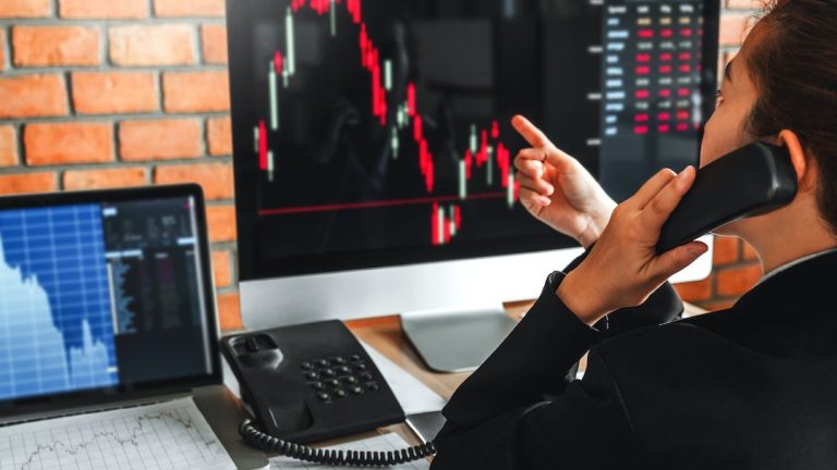 How Can Investors Use Live Charts to Predict the Next Move in XRP Price?